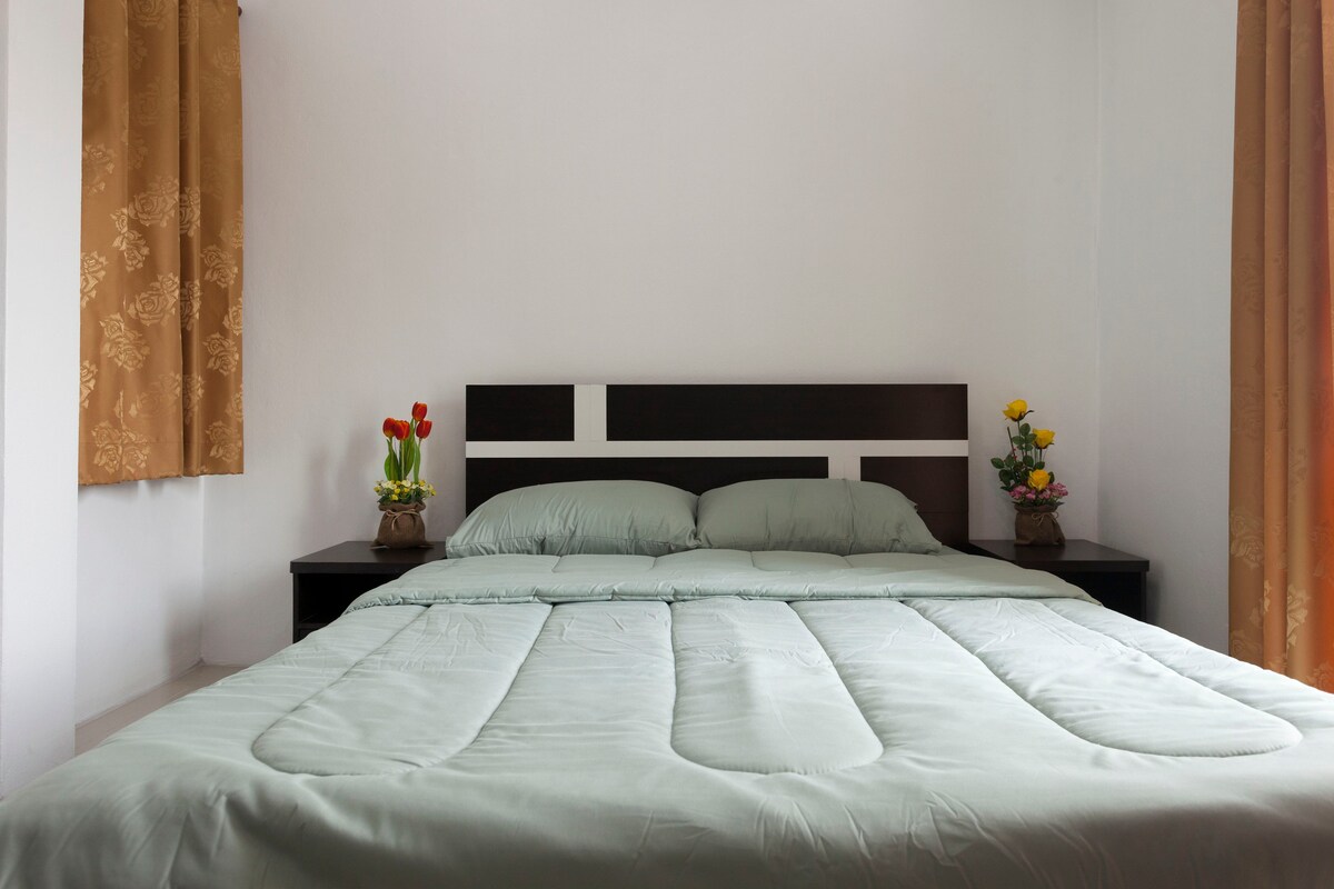 现代空调宽敞配备家具的单卧室