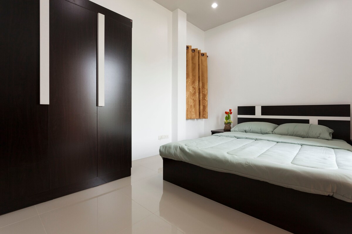 现代空调宽敞配备家具的单卧室