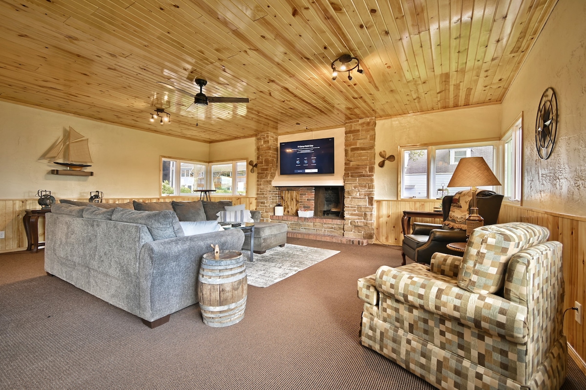 Gorgeous Sturgeon Bay Home with a Water View!