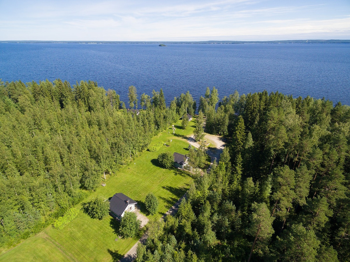LomakyläTapiola的湖畔小屋