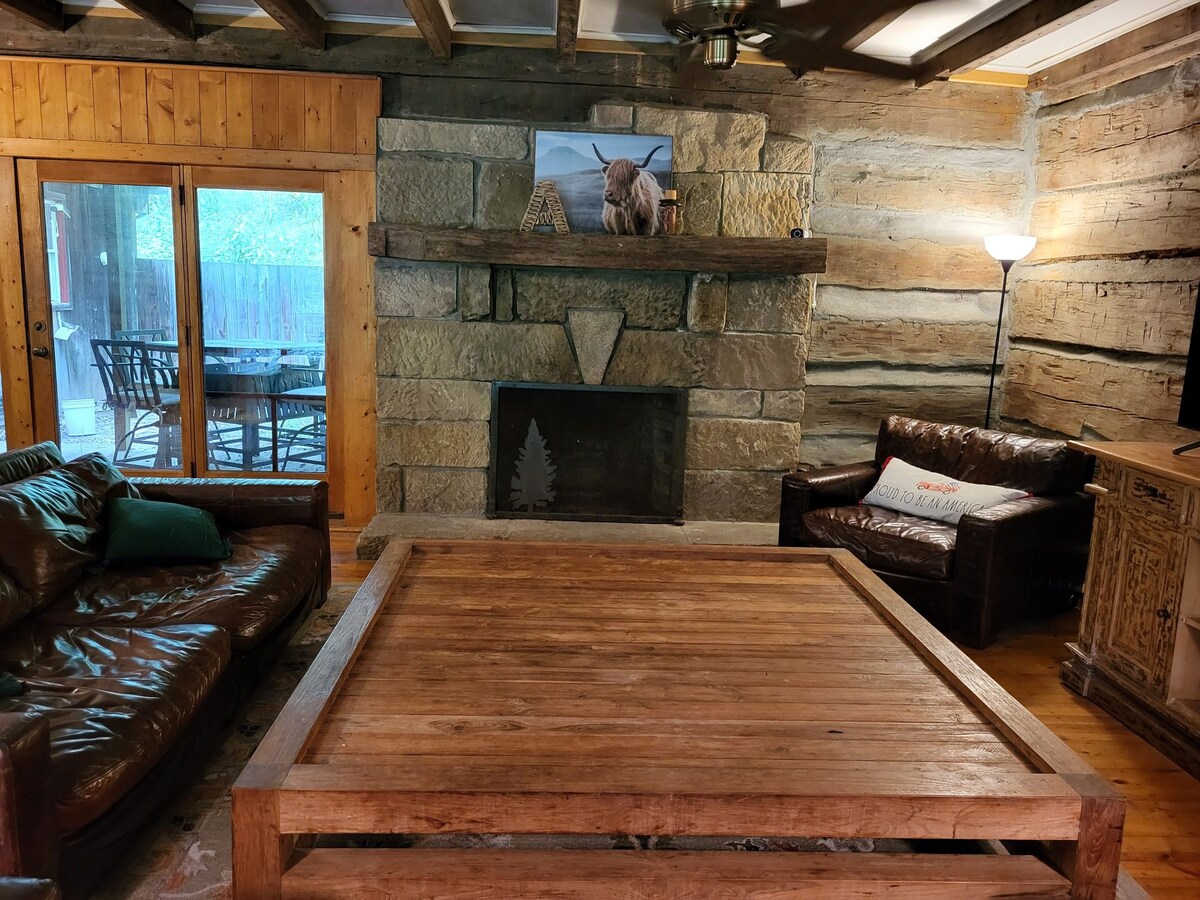 Stunning Log Cabin on 45 Private Acres Sleeps 20!