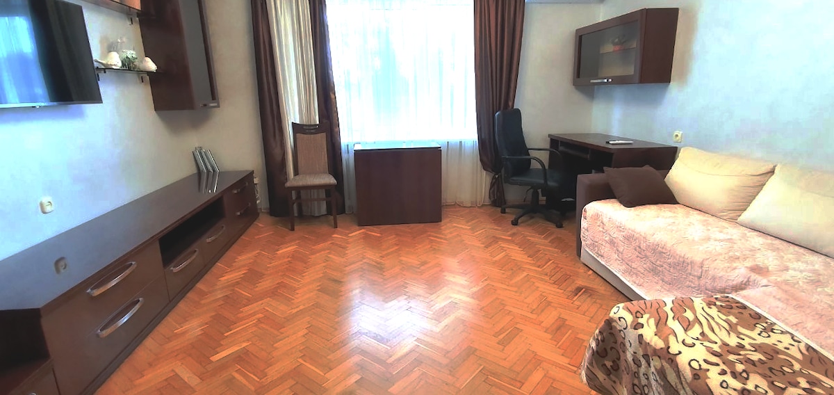 公寓很漂亮，位于敖德萨（ Odessa ）的住宅区内。
