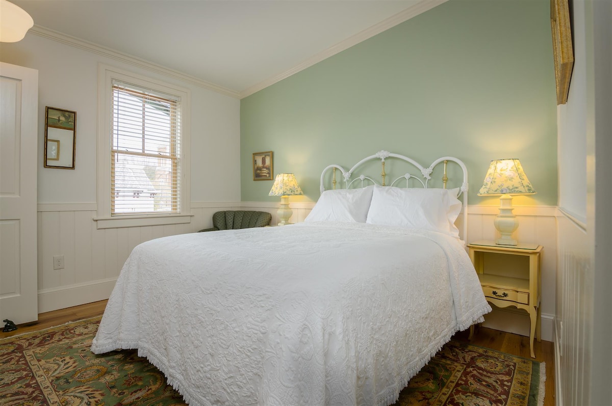 1867 Parkview Inn Boutique Hotel - A Brassy Queen Vibe