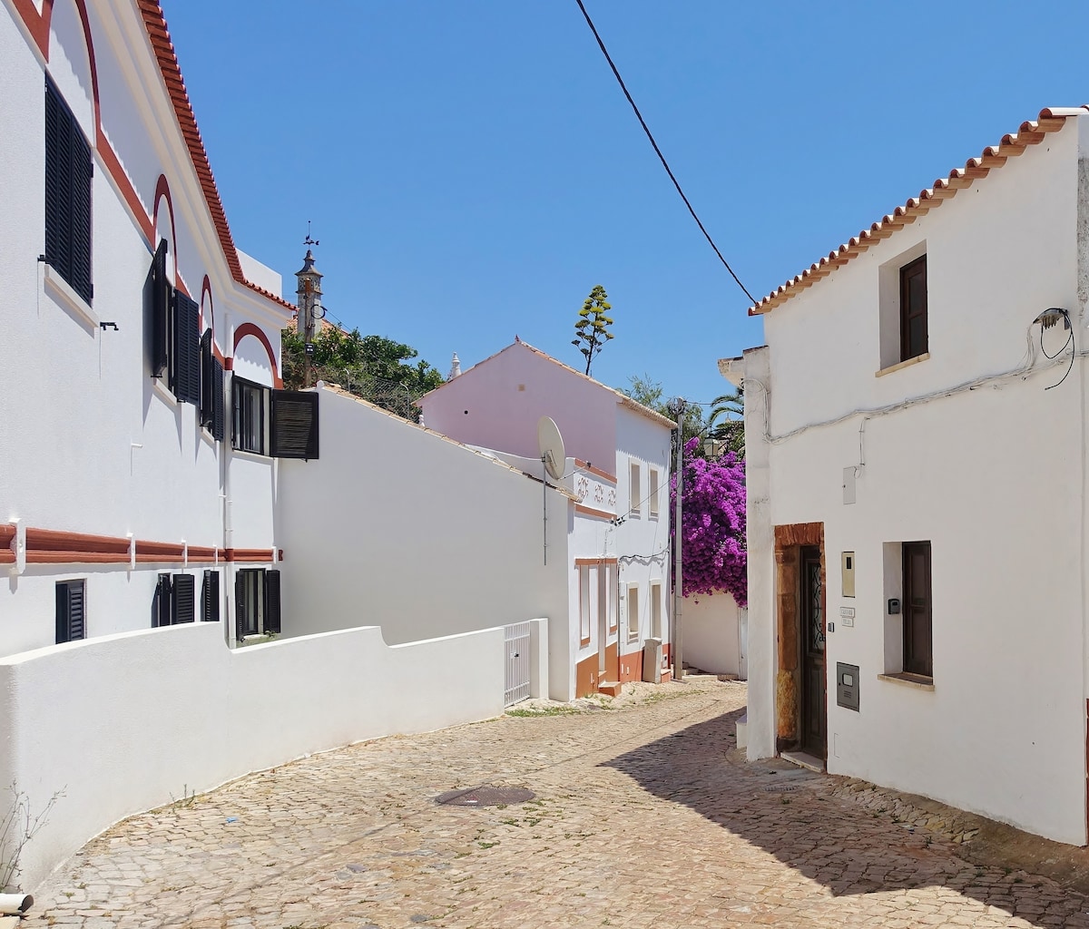 Beautifully renovated 1 bedroom traditional house