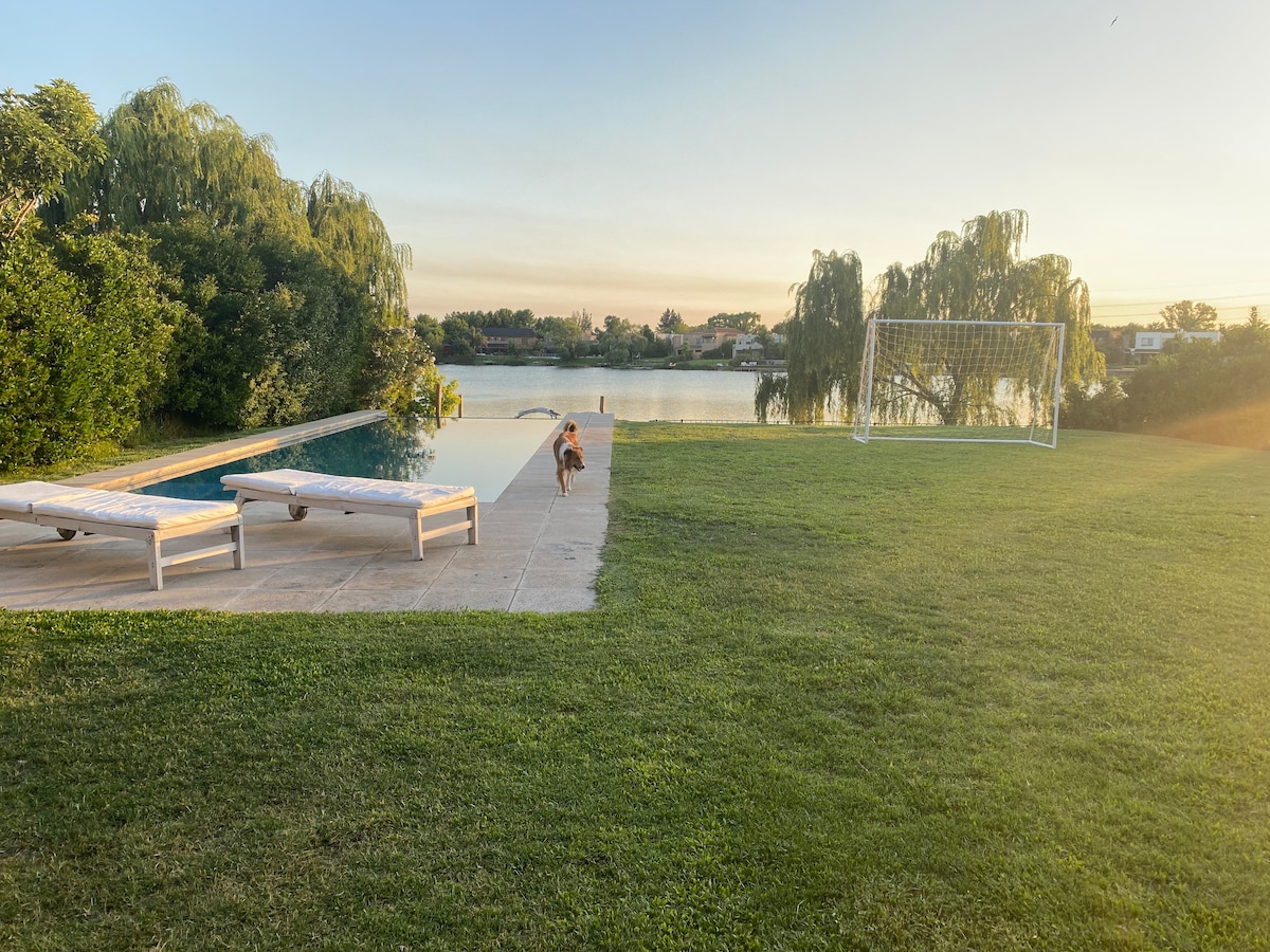 Casa en barrio cerrado con vista al lago!