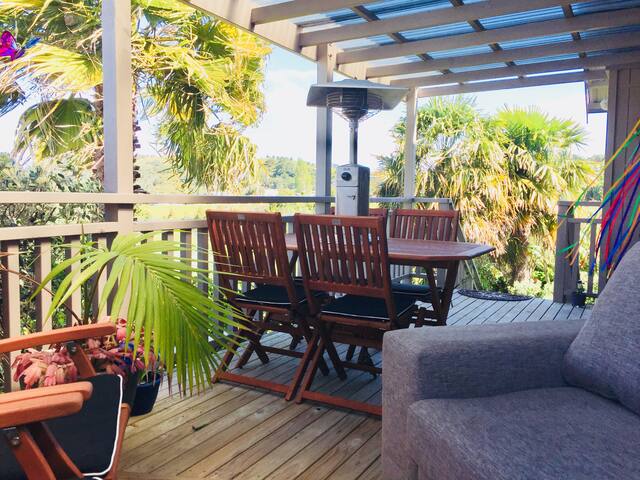 waiheke garden delight - by oneroa village