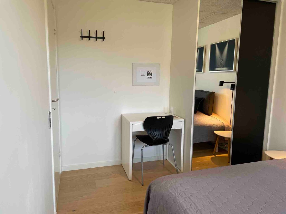 客房、独立卫生间和冰箱、Hjerting、Esbjerg V