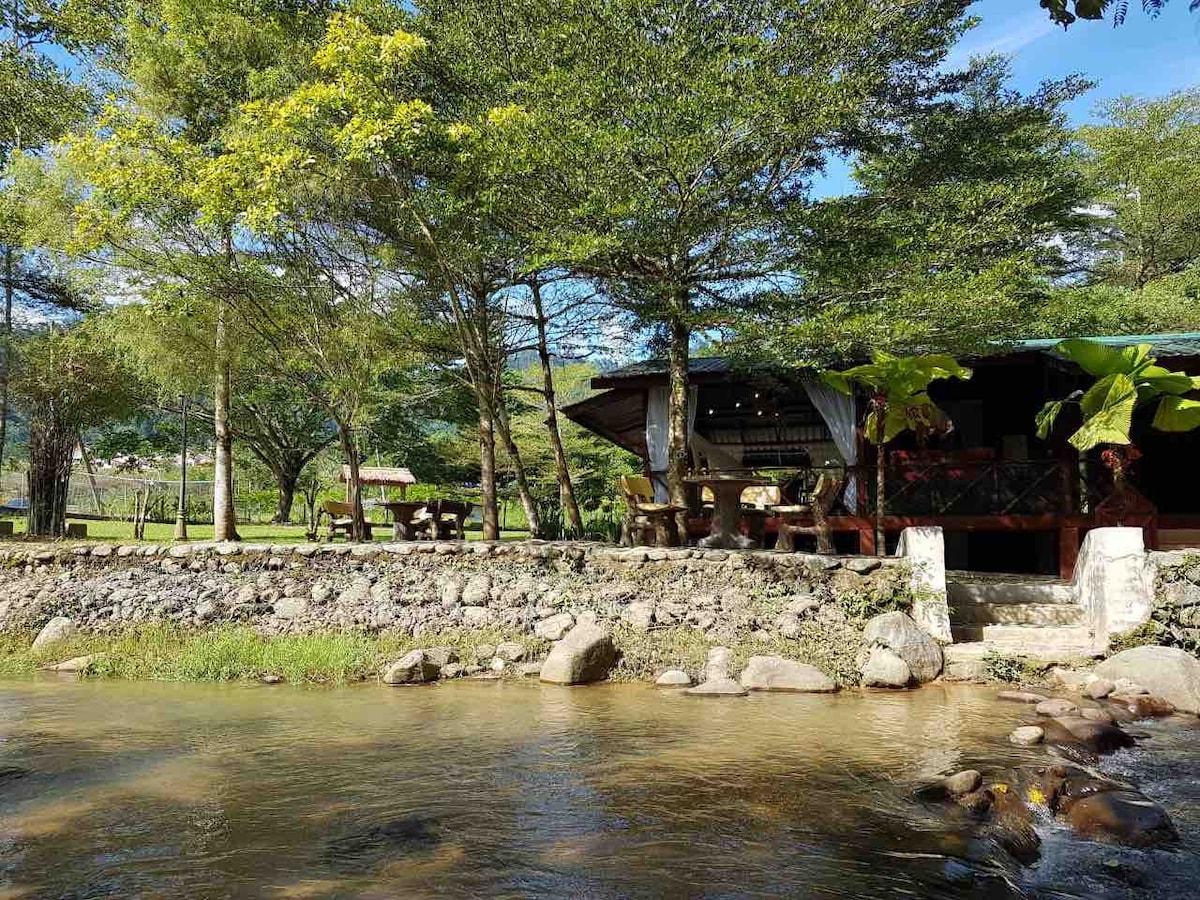 duapintu ： Kampung的私人河畔乡村小屋