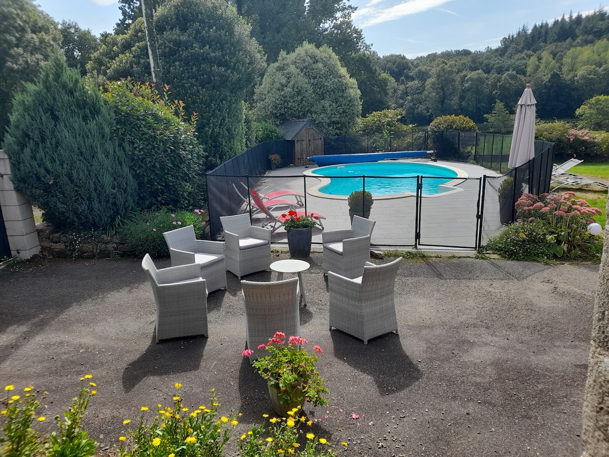 Longère avec piscine dans la vallée du Blavet