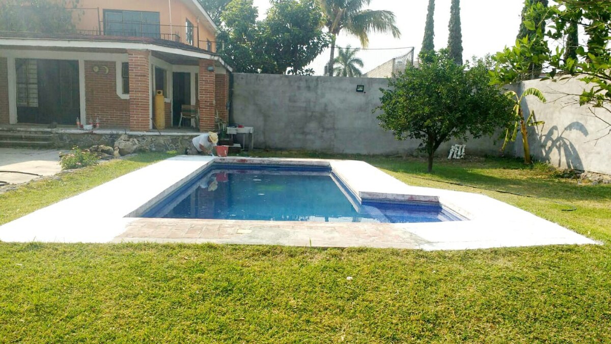位于Cuautla的房子，带泳池和家庭气氛。