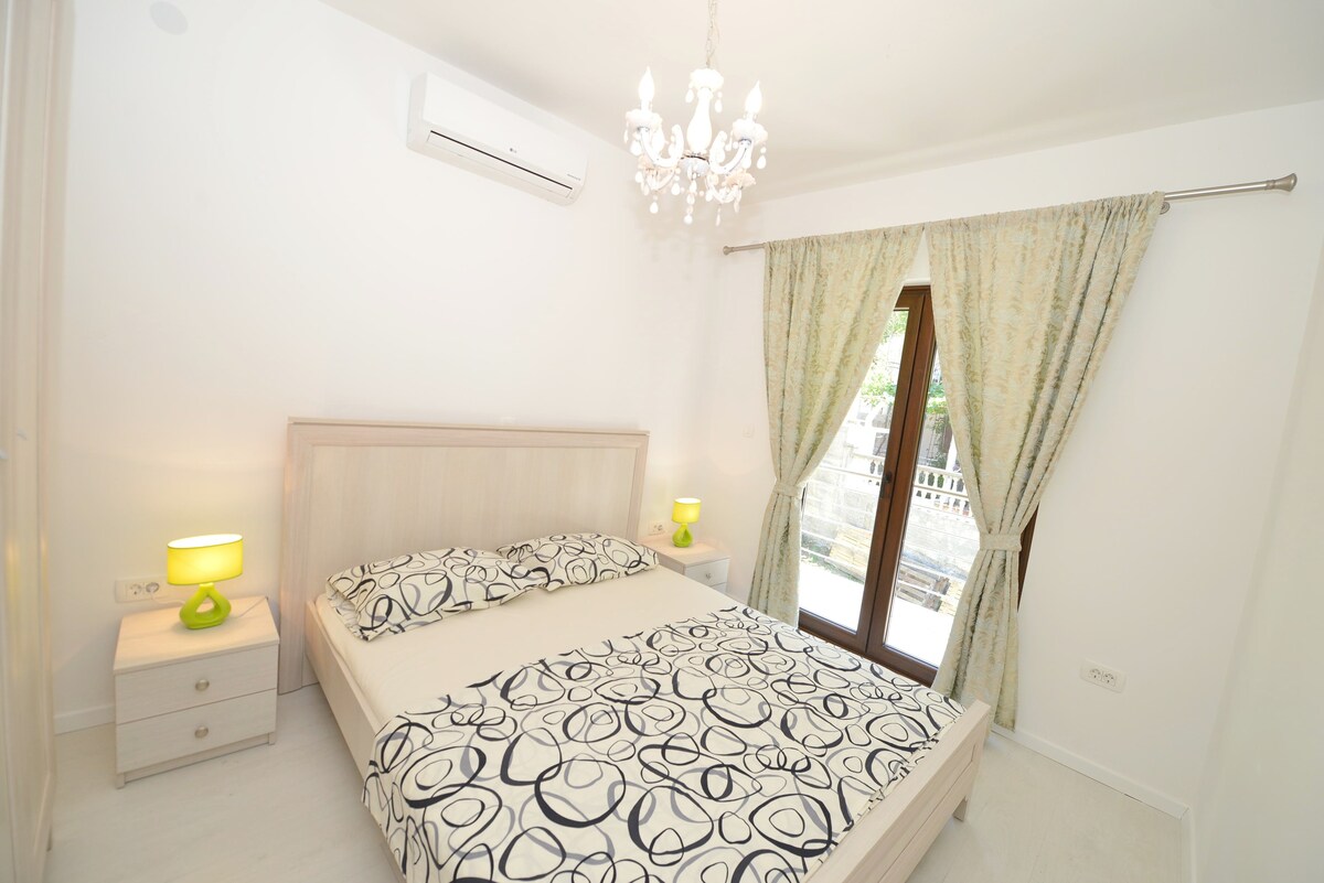 豪华的2卧室公寓，可欣赏壮丽的博卡湾（ Boka Bay ）景观
