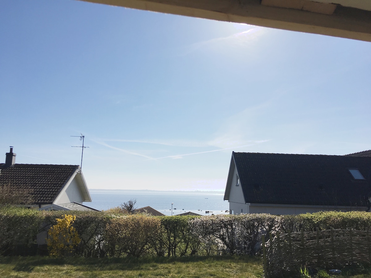 新建的度假小屋，可欣赏海景