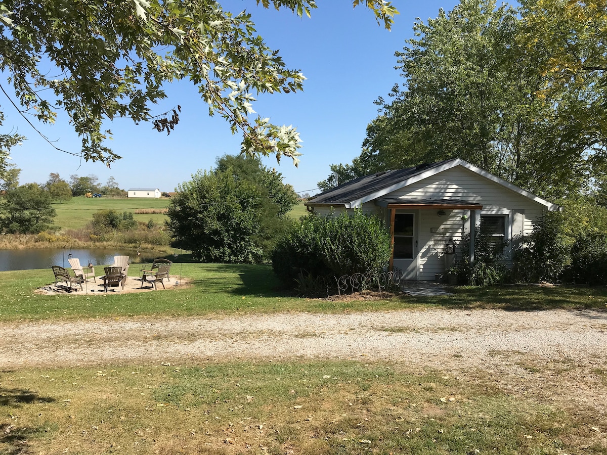 一只山羊农场上的舒适小屋