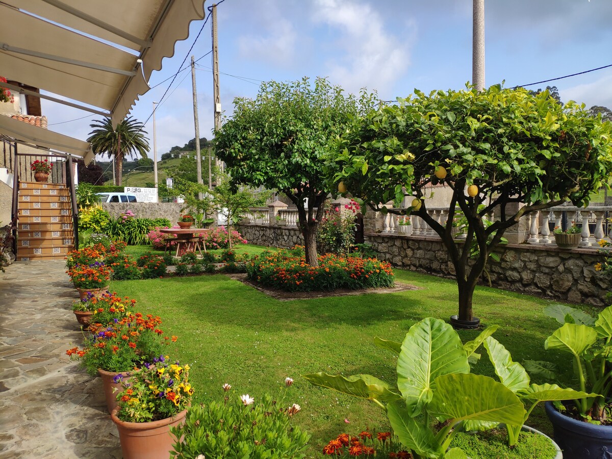 Santillana del Mar附近带花园的民宅