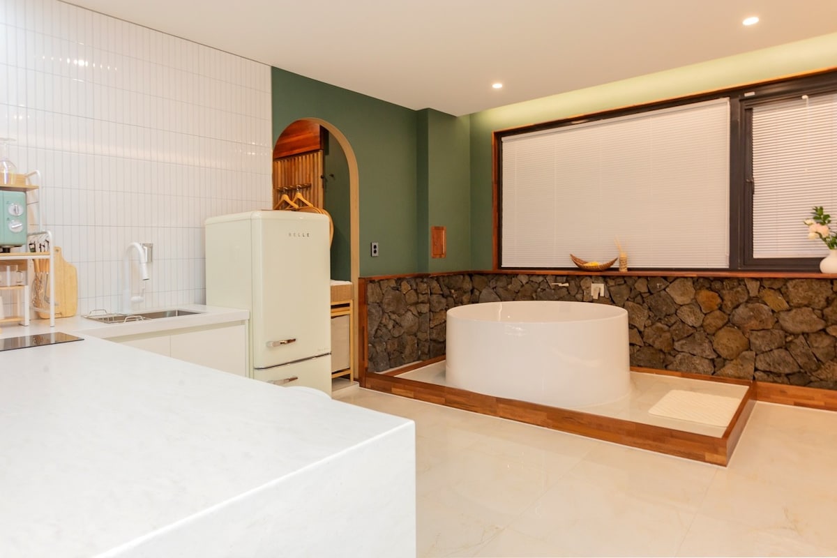 Stay Gaon ：全新3层私人住宿，室内按摩浴缸屋顶景观是最佳选择。提供早餐。地理位置优越，步行即可抵达Hwangnidan-gil。