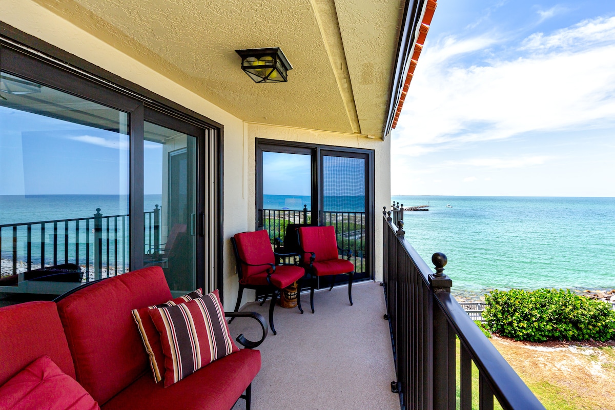 INCREDIBLE SUNSET BEACH OCEANFRONT TOP FLOOR CONDO