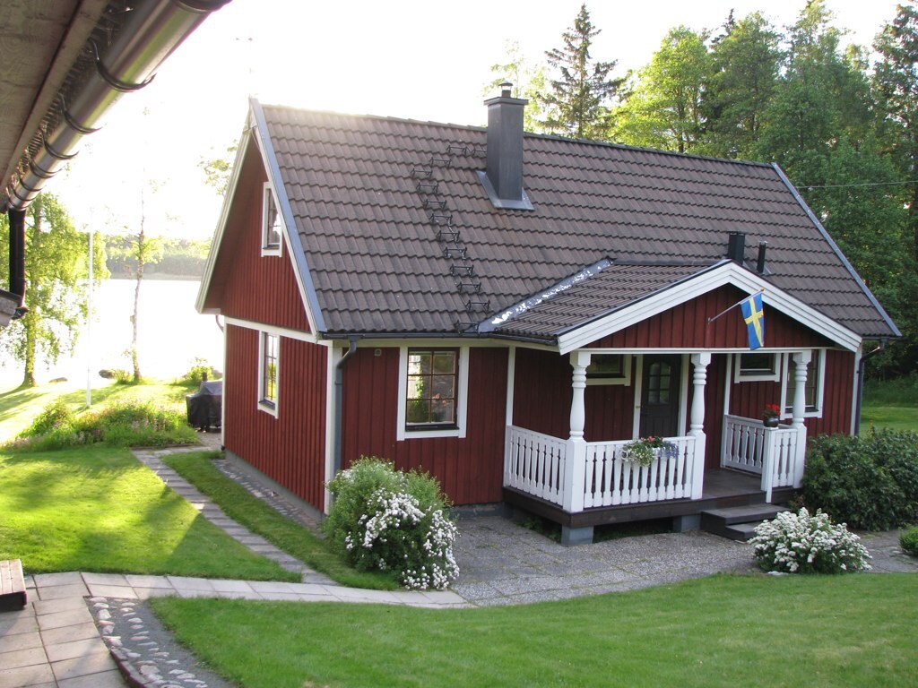 Modern, lakeside living in Småland