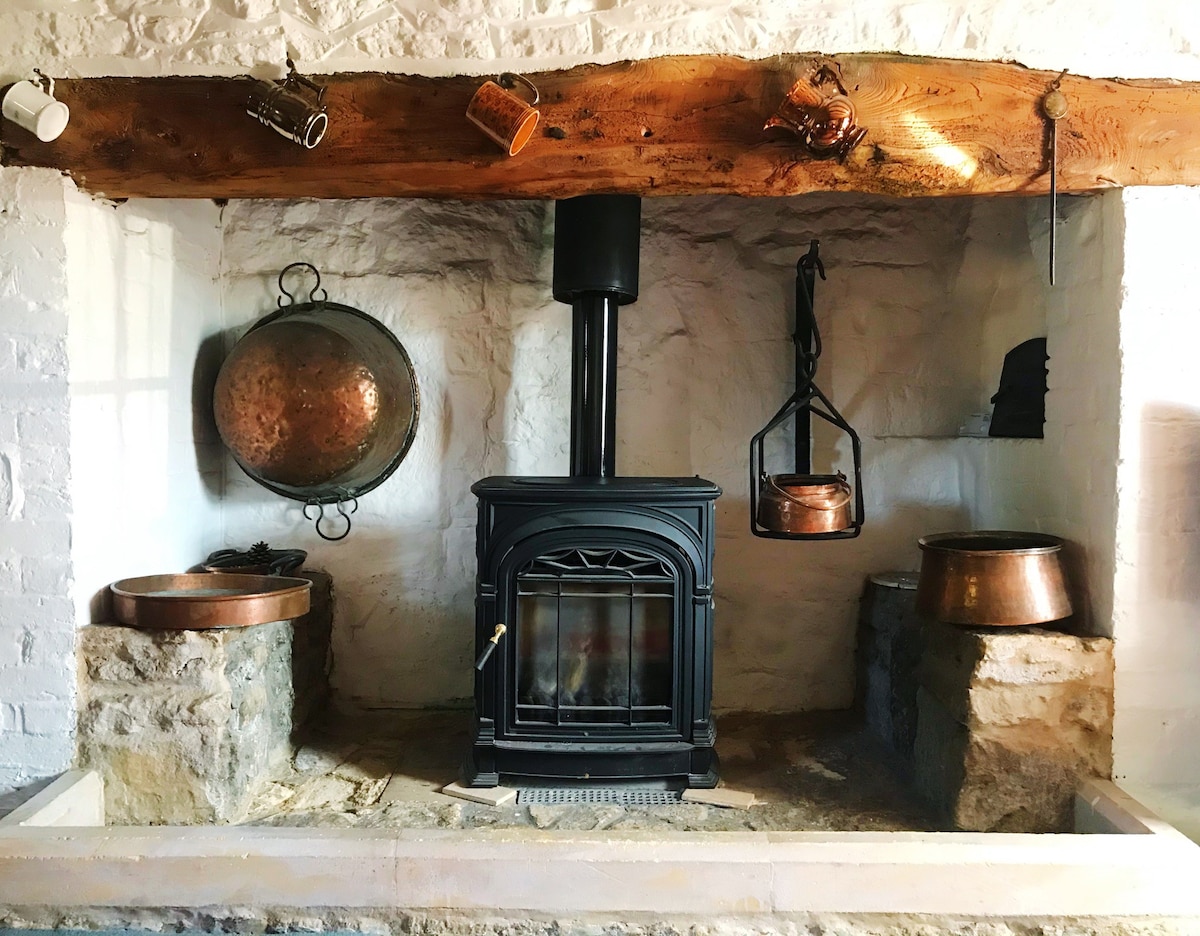 Charming Thatched Cottage in Peaceful Cotswolds