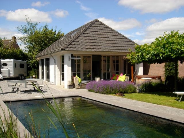 带私人按摩浴缸和桑拿房的花园别墅。