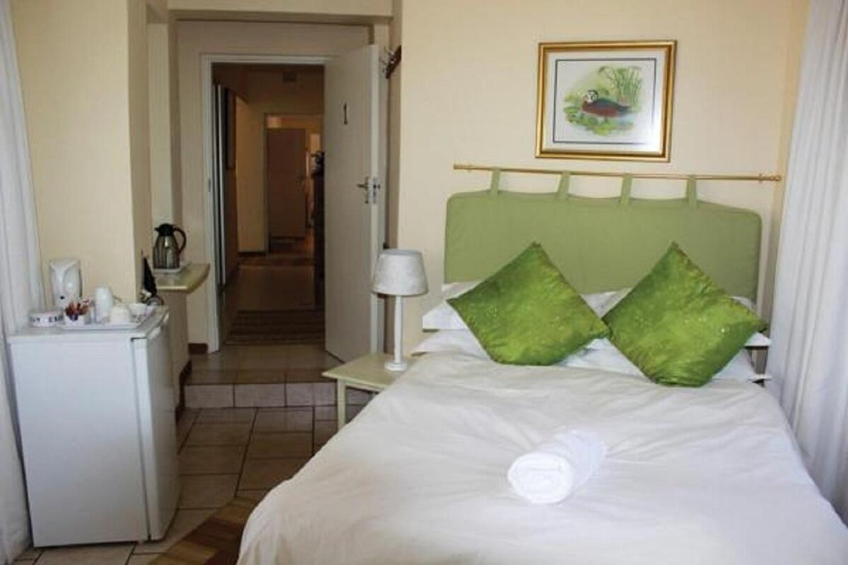 Room 1 - Wild Orchid - Guest House Pongola