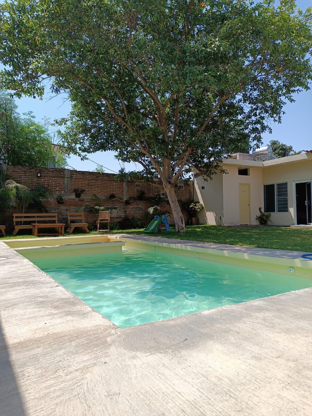 Casa con alberca, jardín y terraza.