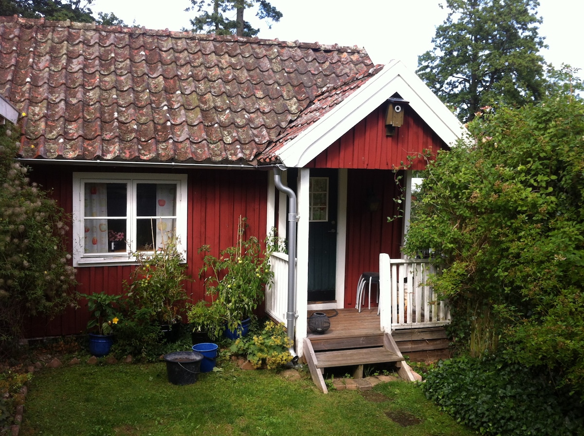 Brösarp市中心的舒适小屋。