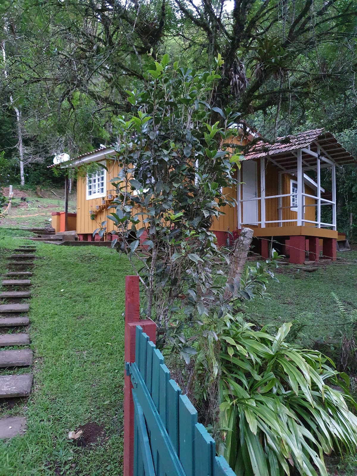 Casa com Jardim e Wi-Fi c/ internet ilimitada.