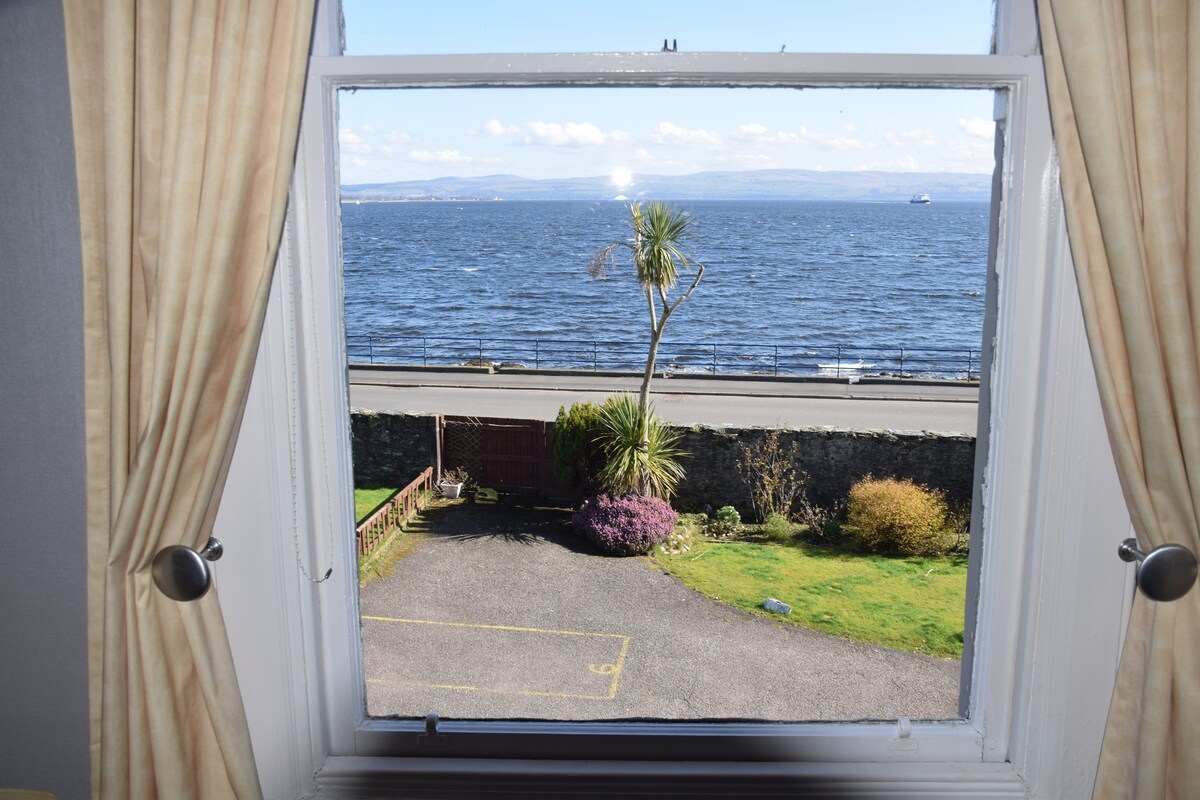 St Ninian's Bay Apartment sleeps 4 with sea views.