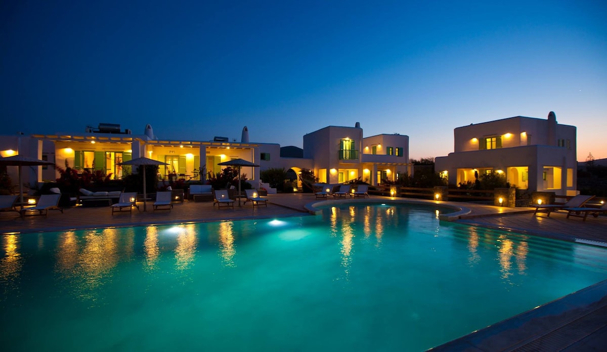 Stylish villa for 6 in a luxury complex in Paros