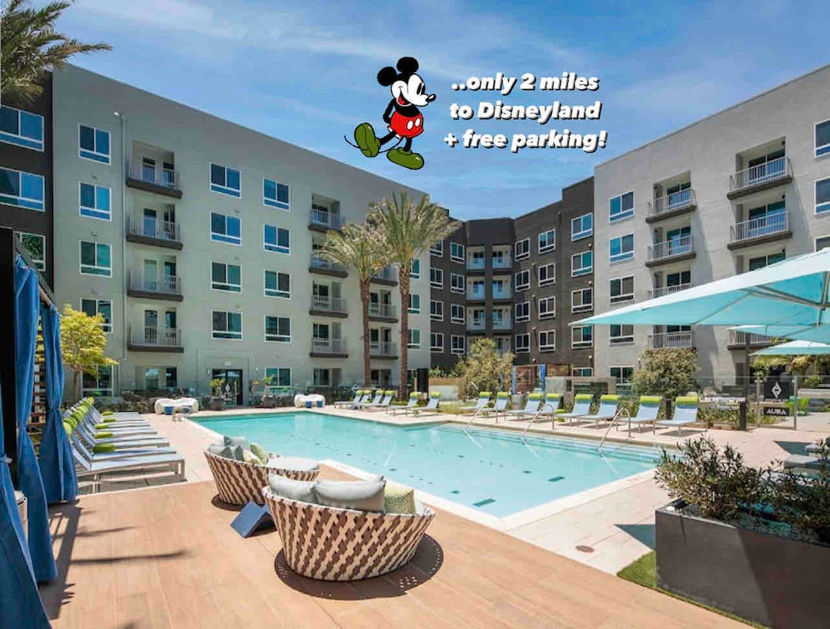 Disneyland Apt w/Balcony, Pool & Gym in Anaheim