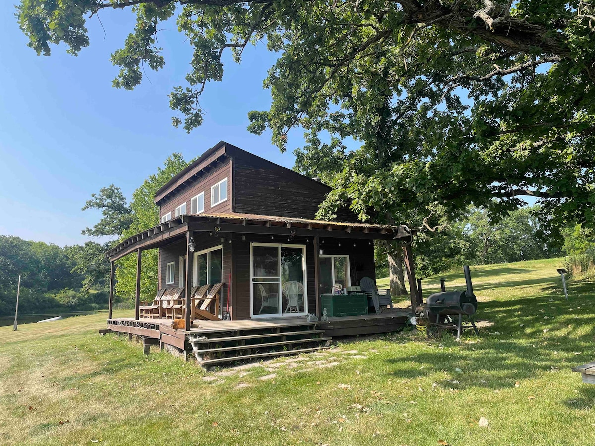 Peaceful Waterfront Cabin Minutes from City