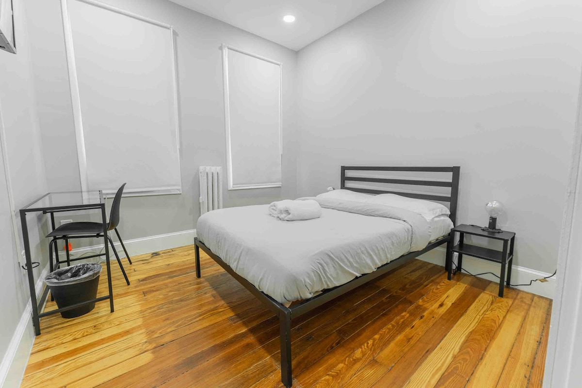 City Escape - Private Bedroom near NYC/Light Rail