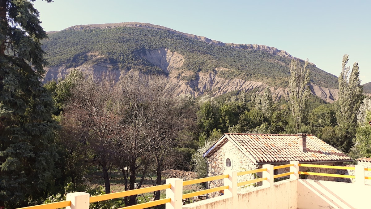 Maison avec terrasse dans village charmant