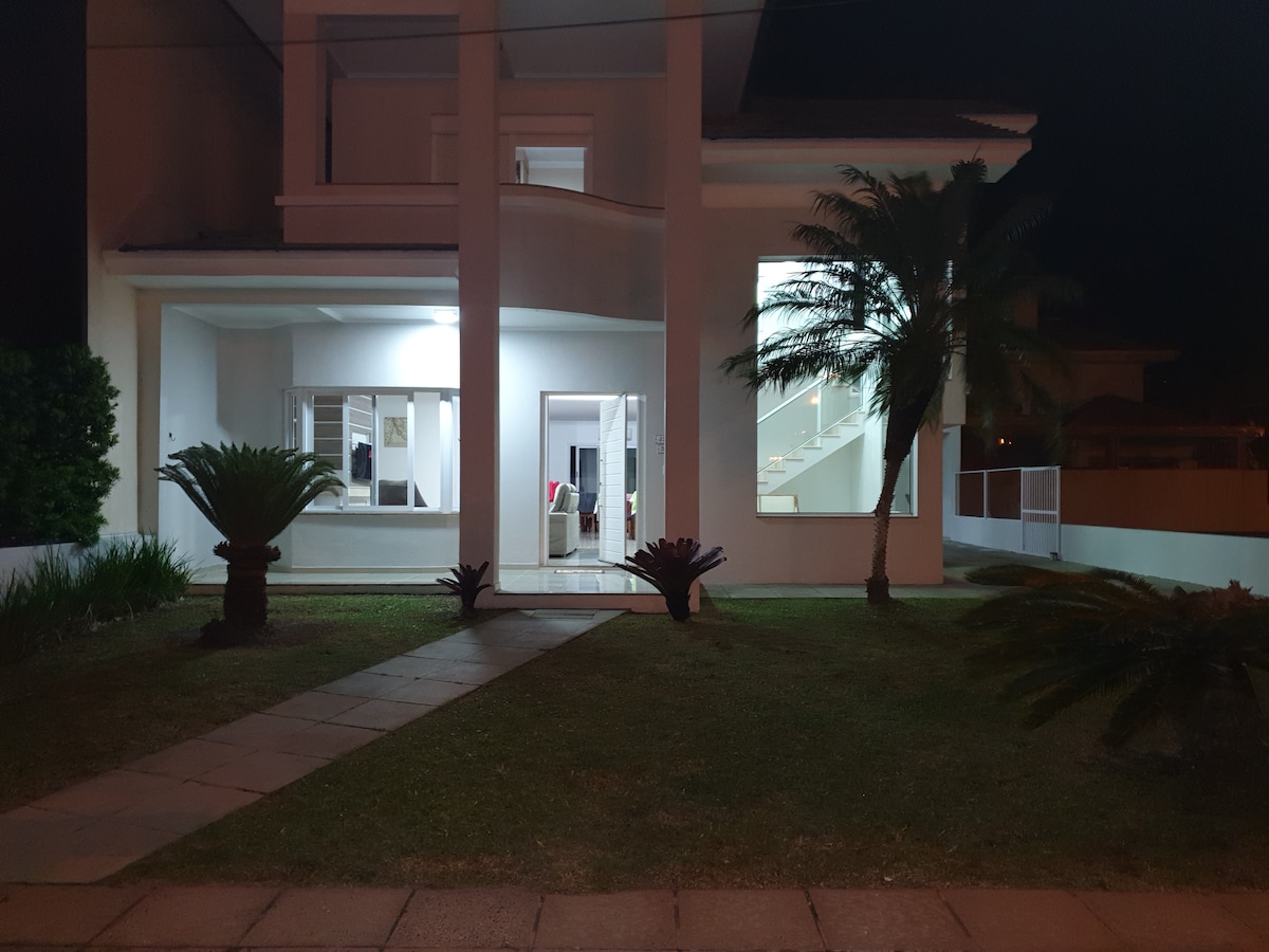 Maravilhosa casa em condomínio 3suites com infra.