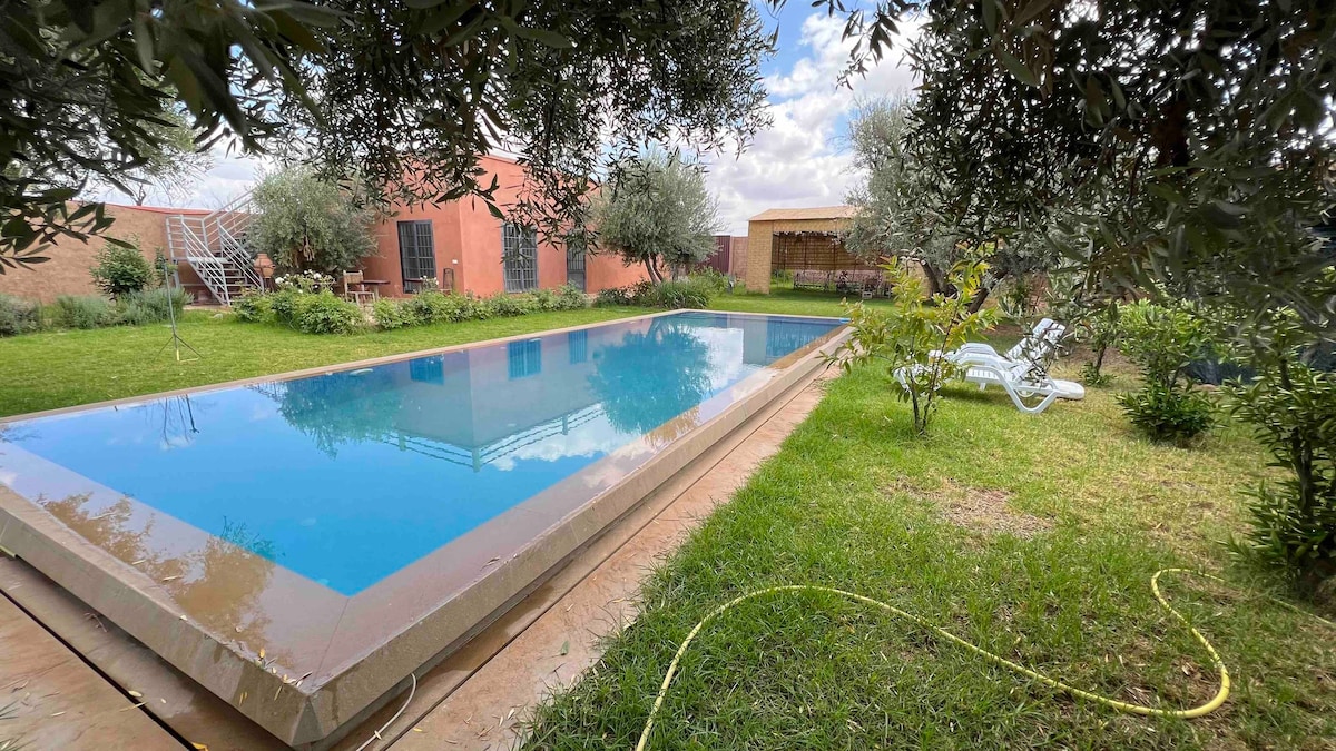 Villa avec piscine privé , terrain 1200 m2 Isolé.