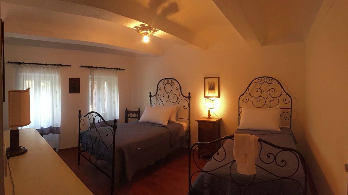 Two bedrooms with pool access (sleeps 4)