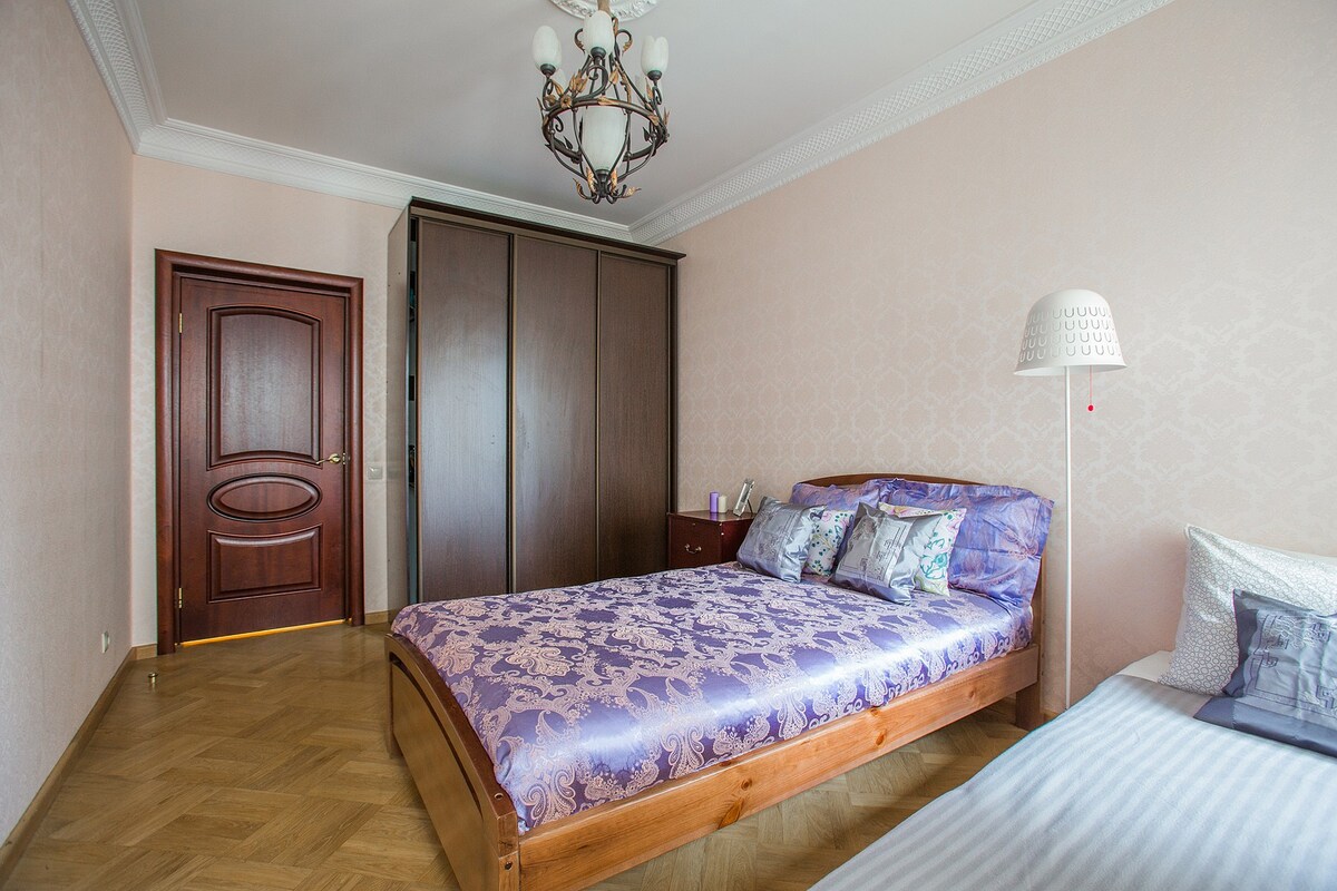 Tverskaya街附近可容纳3人的豪华房间