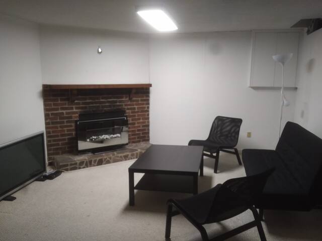 this cosy 1-bedroom bi-level unit is perfect for long term stays