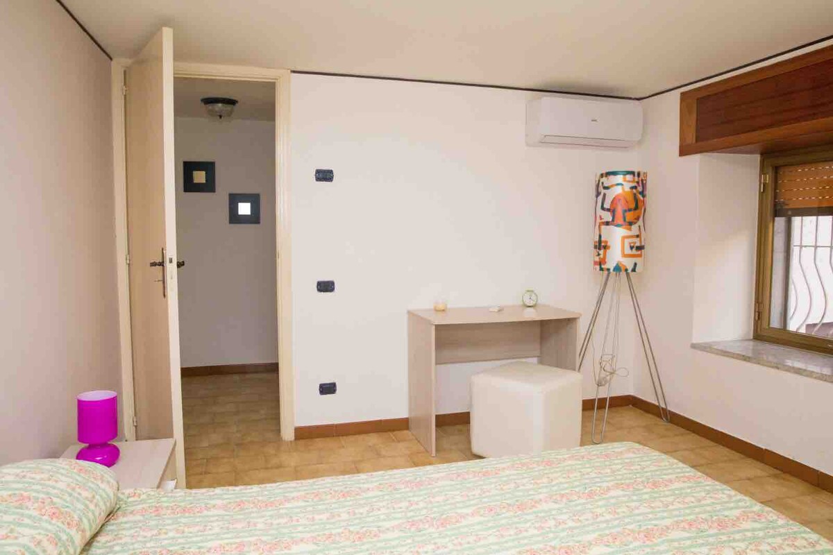 Fuscaldo Marina带独立浴室的房间。