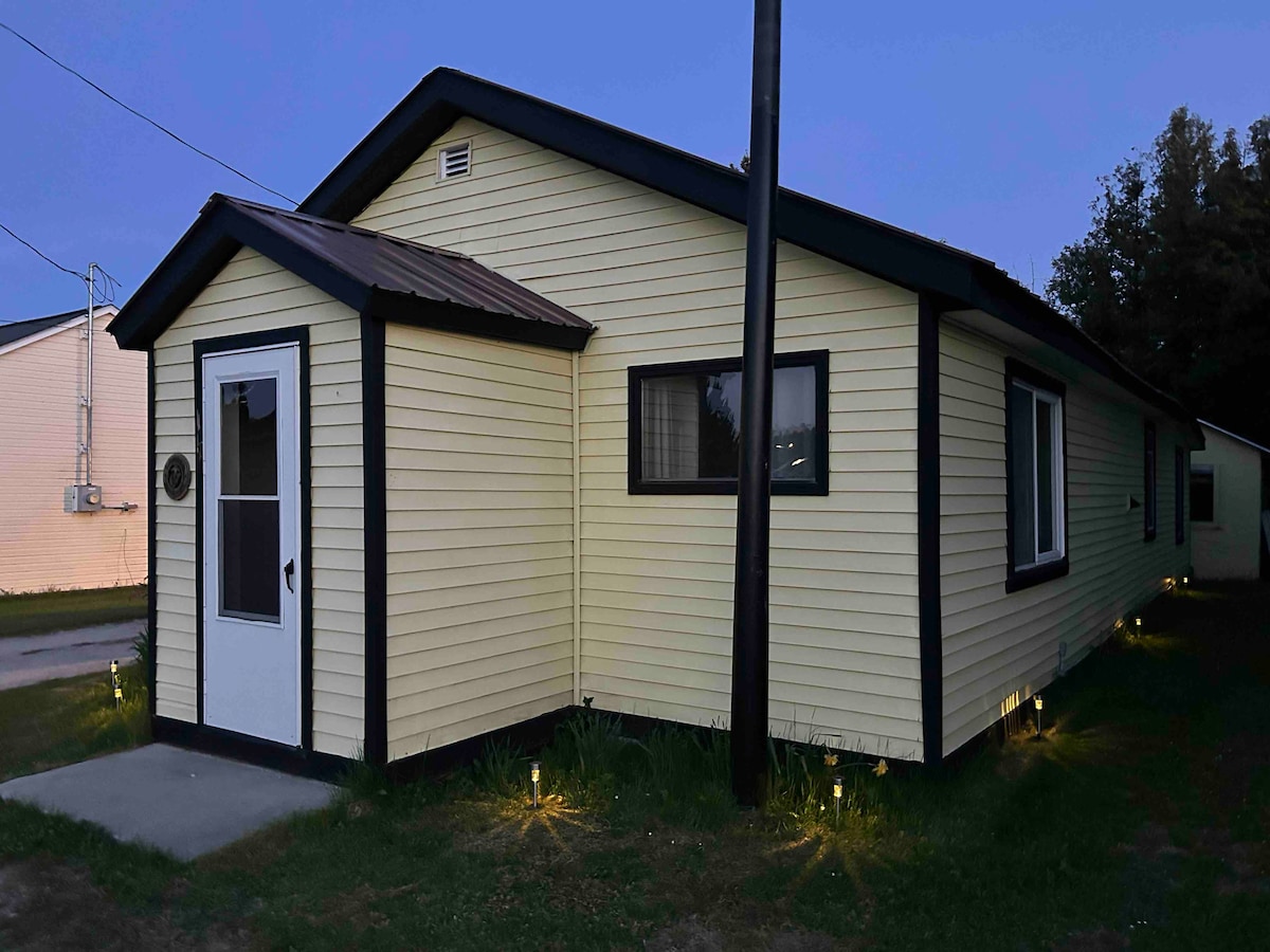 Yellow House ： Comfy Stay by Ferry in St. Ignace ！