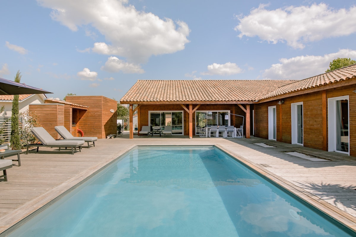 12 guests luxury villa with heated swimming pool