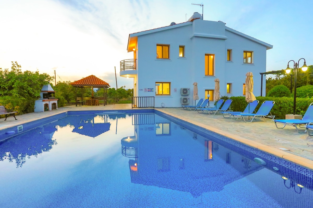 Leda Finiki: Private villa with pool, AC, Wi Fi