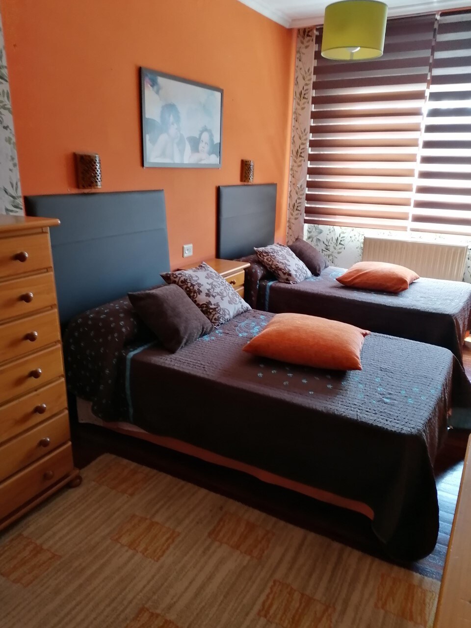 一个巧克力橙色的房间。