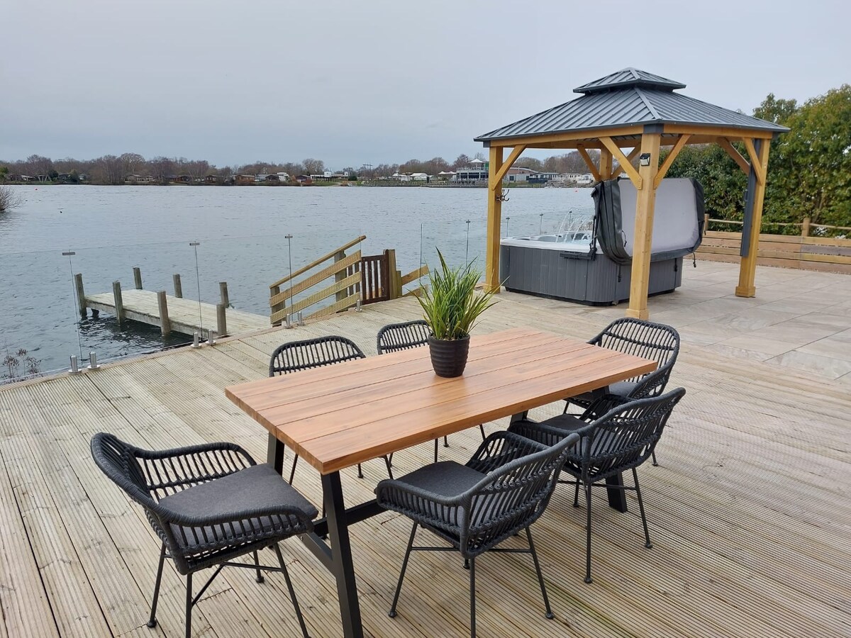 The Lake House - Tattershall Lakeside Log Cabin