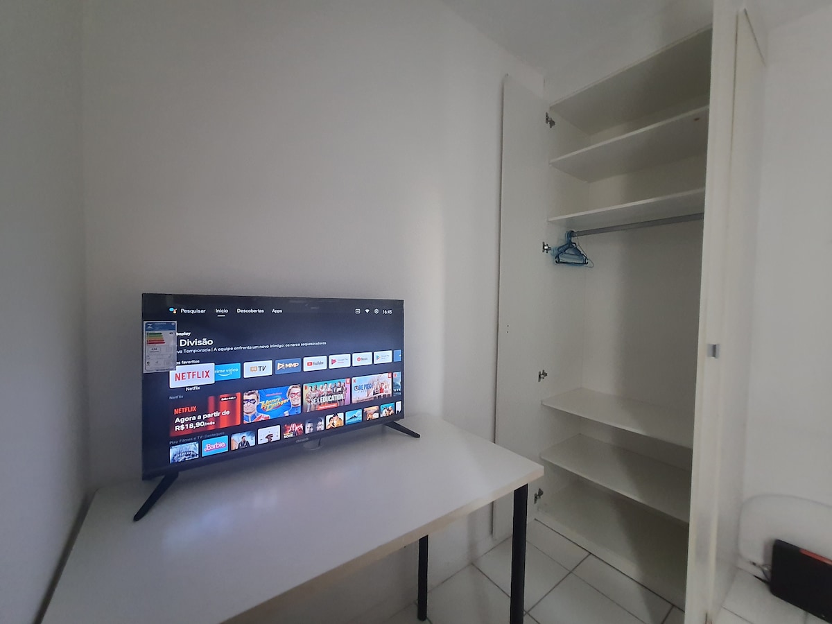 Quarto c ar, tv e mesa: 2 camas solteiro ou 1queen