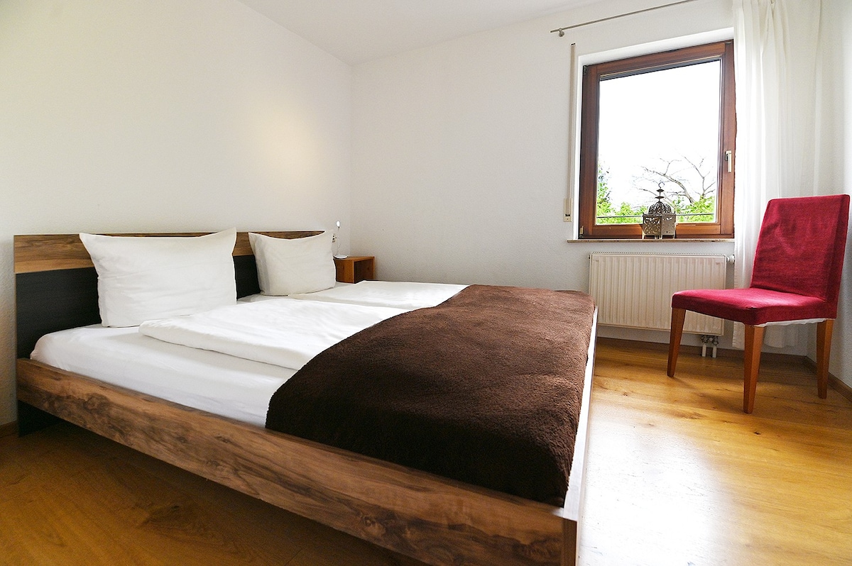 客房Huber ， （ Immenstaad在康斯坦斯湖畔） ， 85平方米的Bodensee公寓， 2间卧室，最多可容纳4人