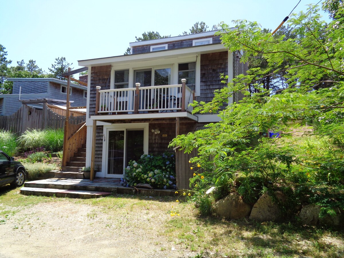 Post & Beam Cottage By Wellfleet Bay (upstairs)