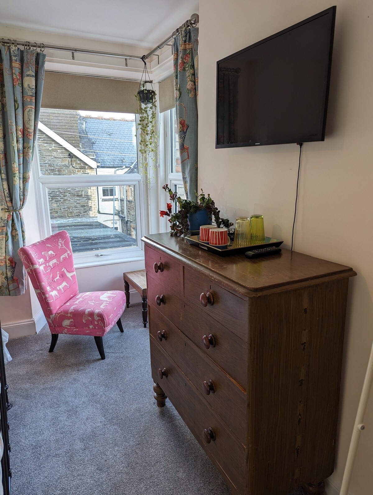 Bright en-suite room, king bed, town centre