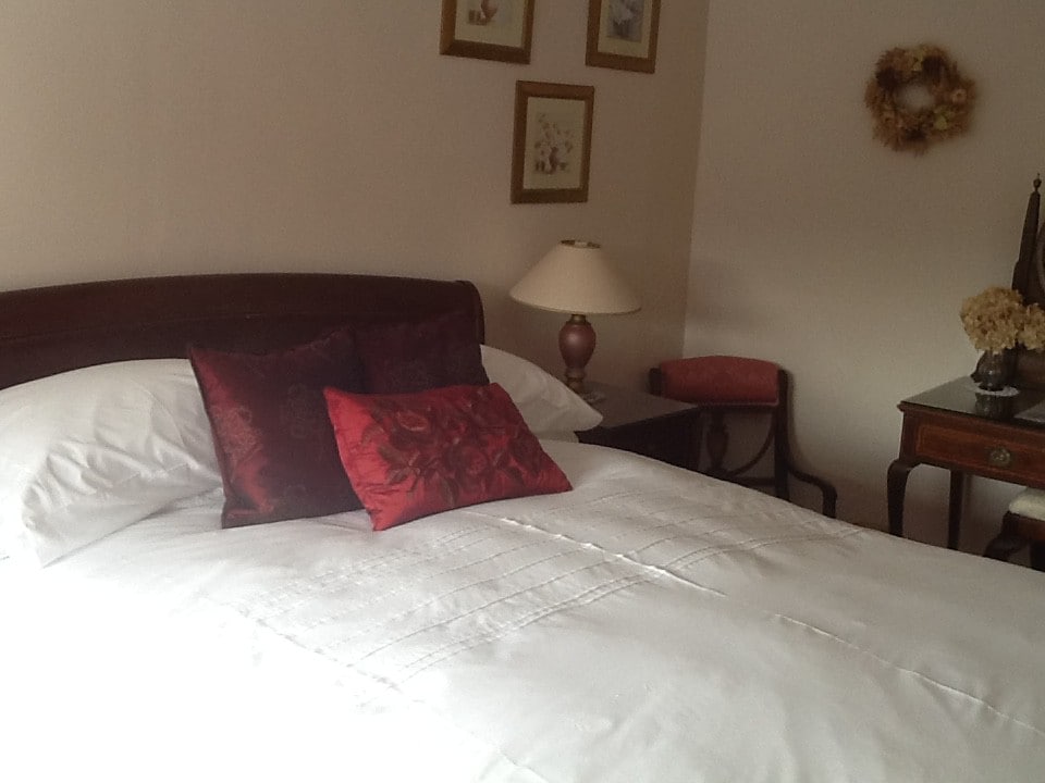 加大双人床，位于美丽的茅草， Riseley-Room 2