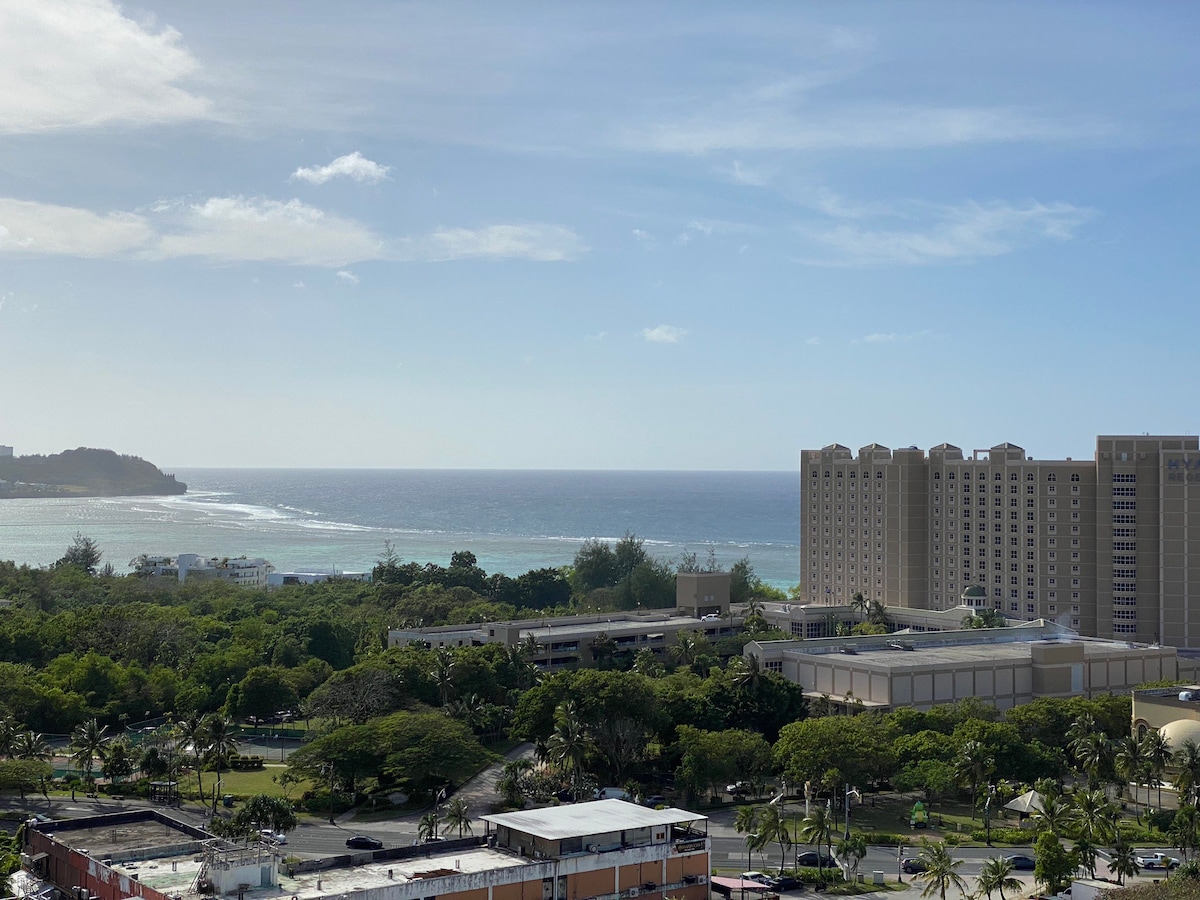 海景/城市景观、泳池、餐厅和免费停车位